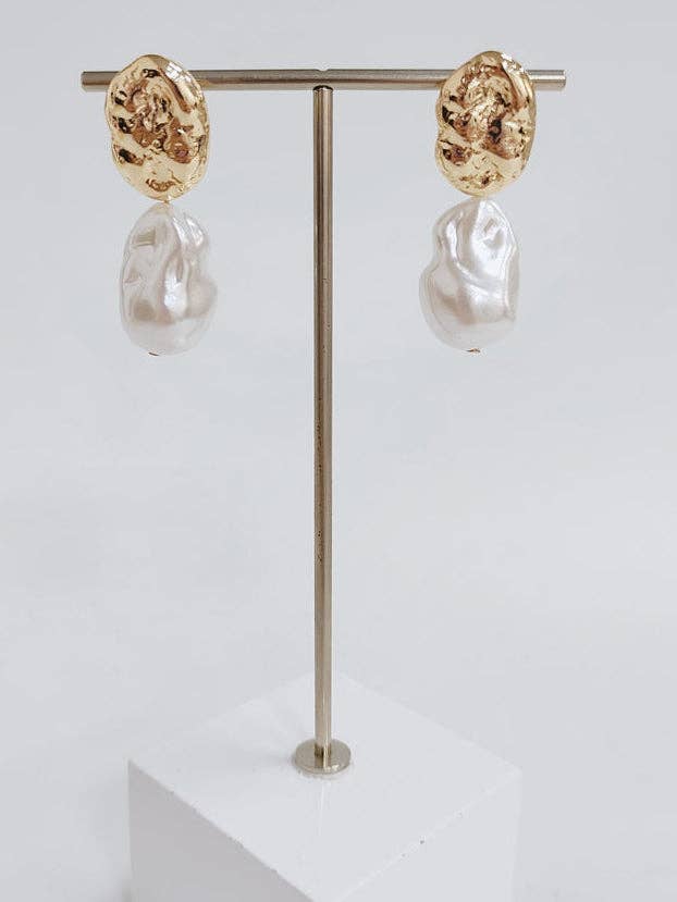 CHIC - Bold Pearl Drop (gold) ER856
