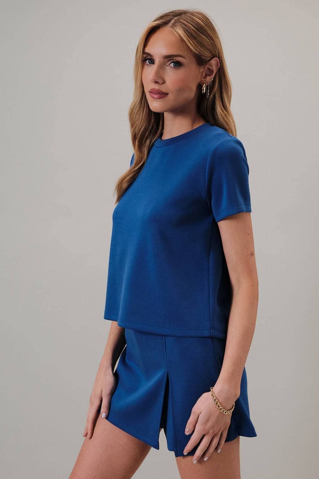 CREW NECK TOP AND HIGH WAIST FRONT SLIT BACK ELASTIC SKORT