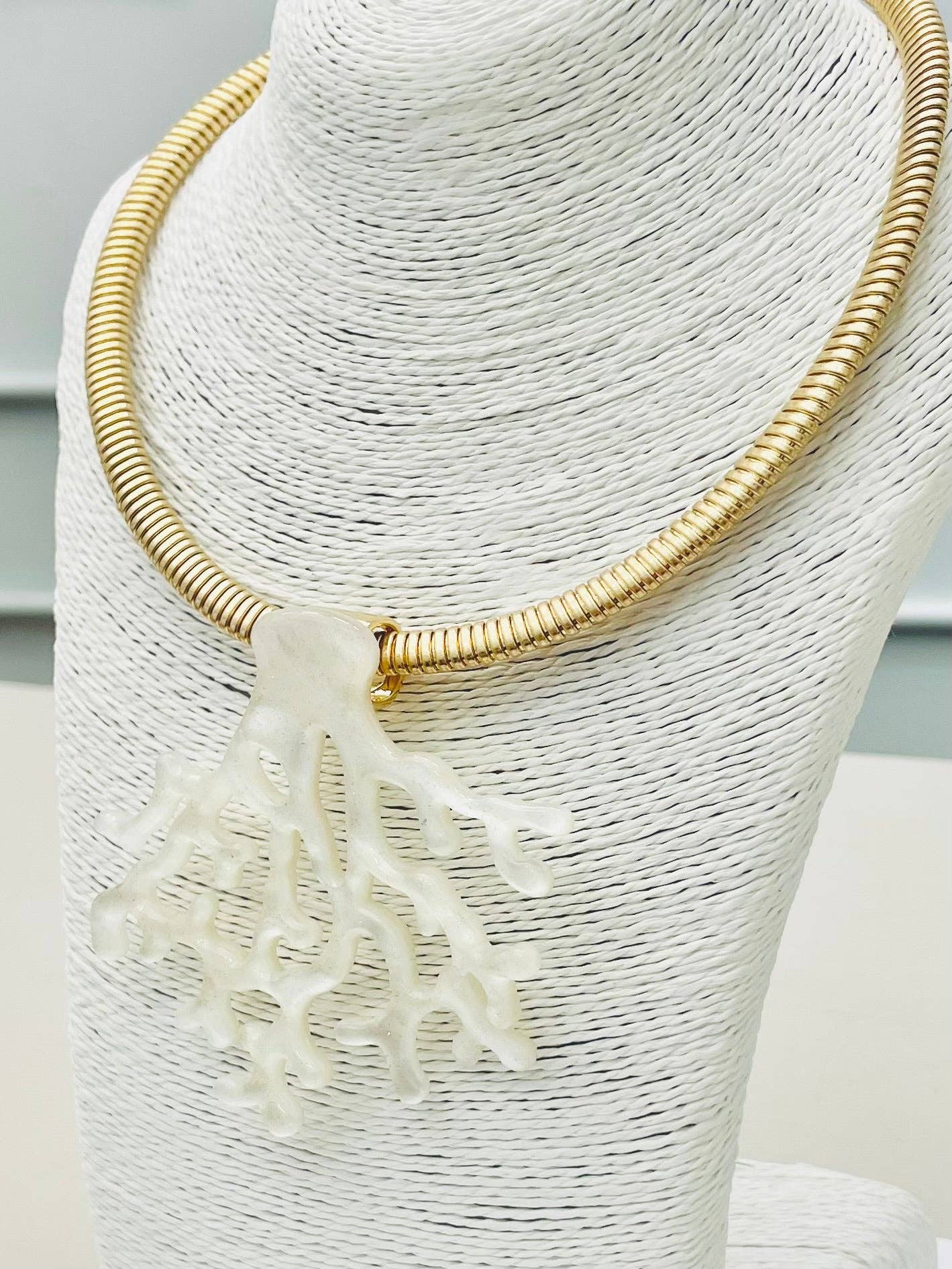 CHIC - White Coral Collar (white) BNK997