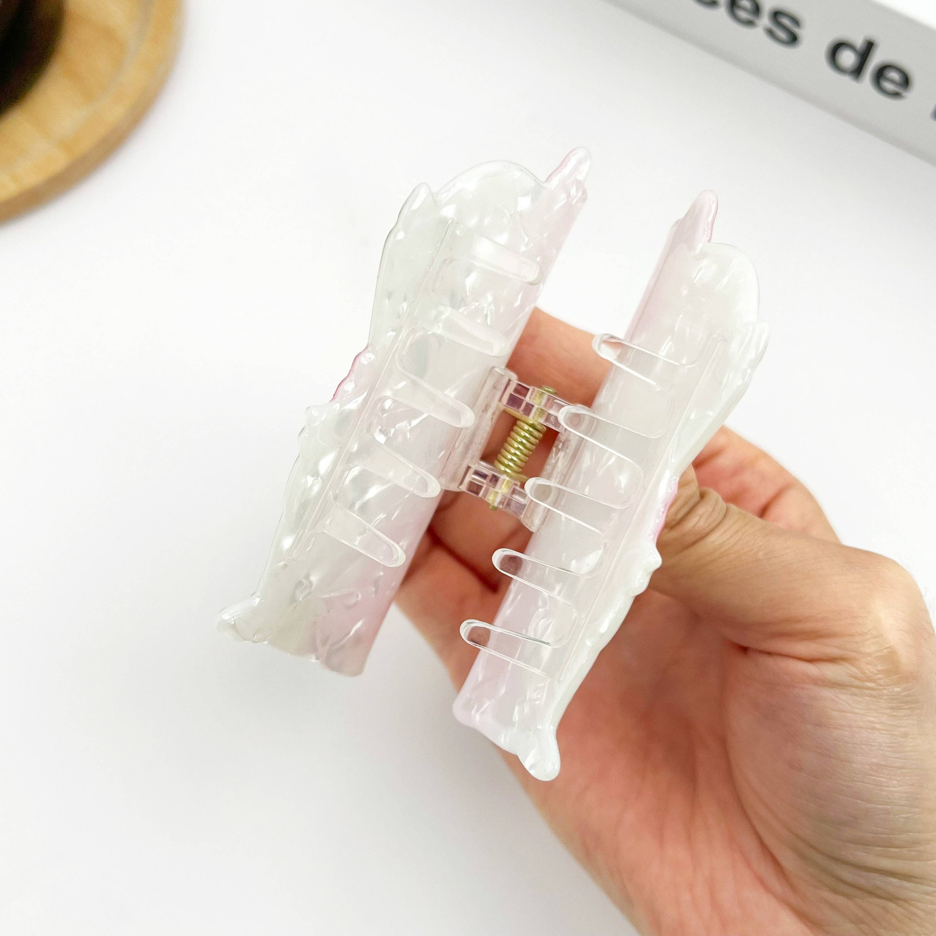 Elegant White Cat Hair Claw Clip