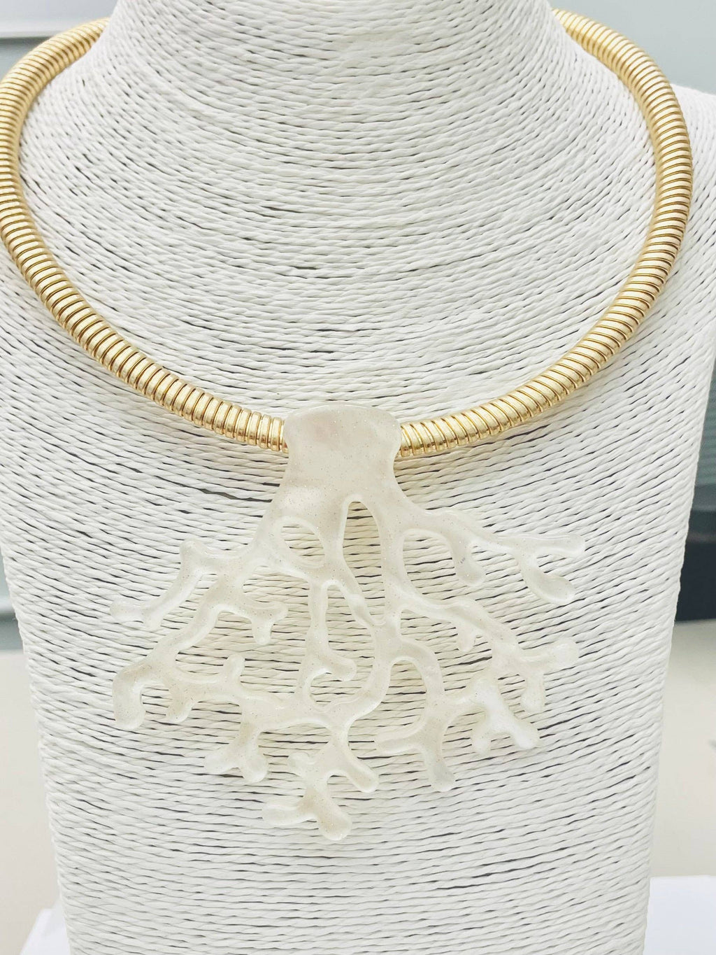 CHIC - White Coral Collar (white) BNK997