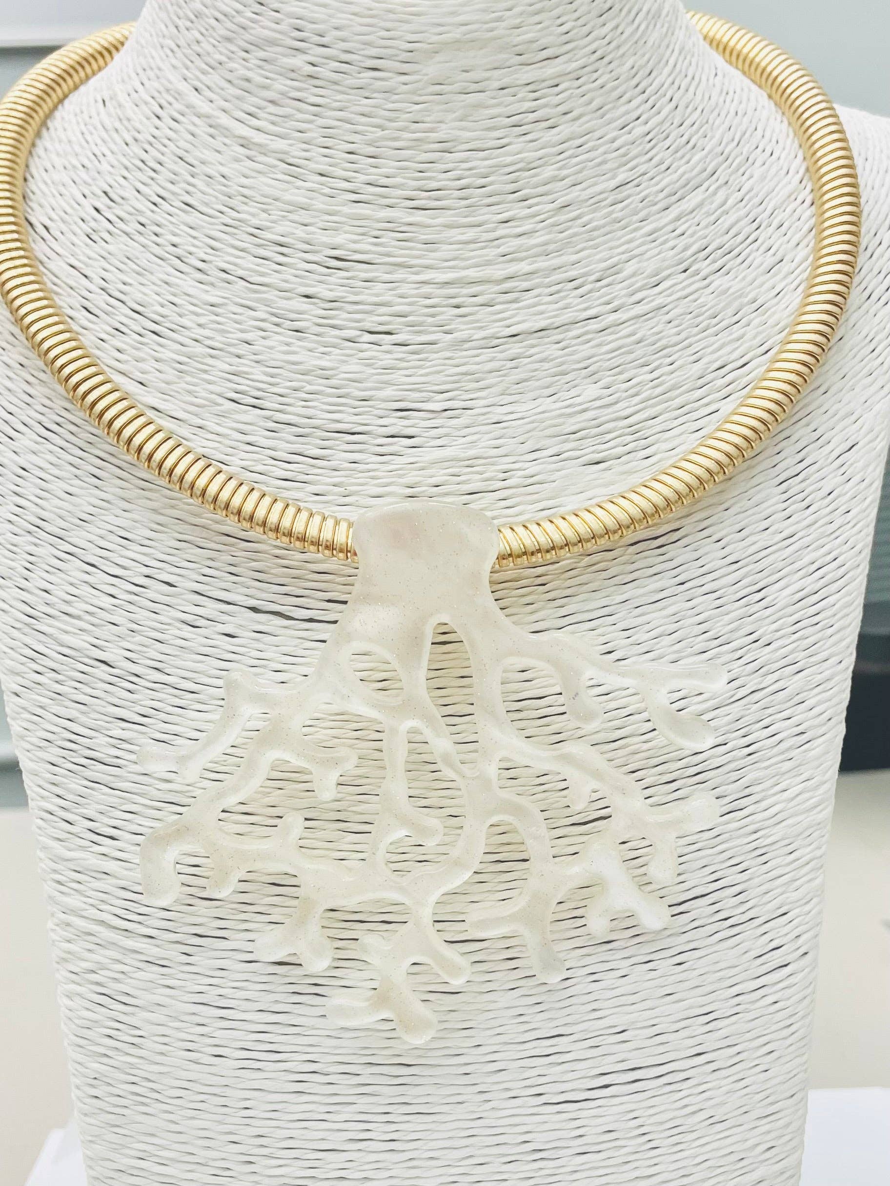 CHIC - White Coral Collar (white) BNK997